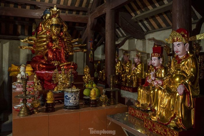 Gian bên trái của chùa thờ tượng Phật Mẫu Chuẩn Đề 24 cánh tay. Đây là một trong những pho tượng Phật cổ độc đáo, quý hiếm có cấu trúc lạ đẹp, nghệ thuật tạc tượng điêu luyện. Tượng cao 2,28m, chiều rộng của sải tay dài nhất là 2,28m.