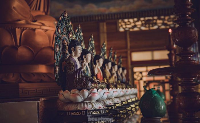 Hai gian bên cạnh thờ tổng hợp tượng Phật và tượng thánh thần. 