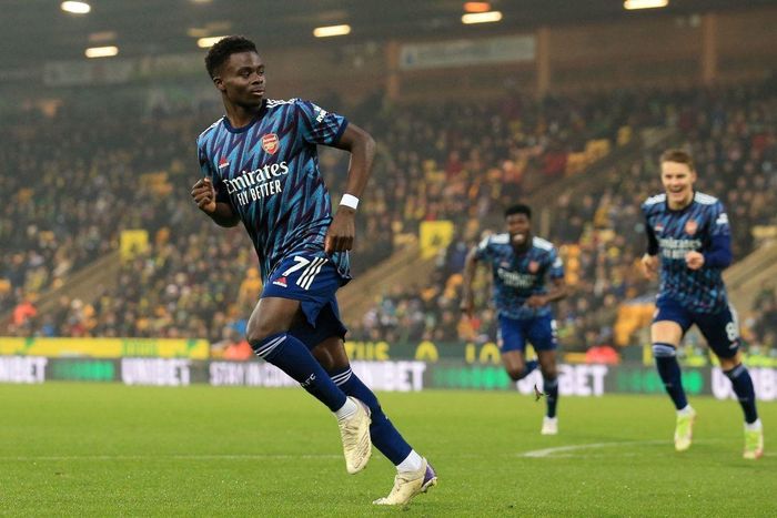 Arsenal tìm cách giữ Saka trước sự quan tâm từ Liverpool