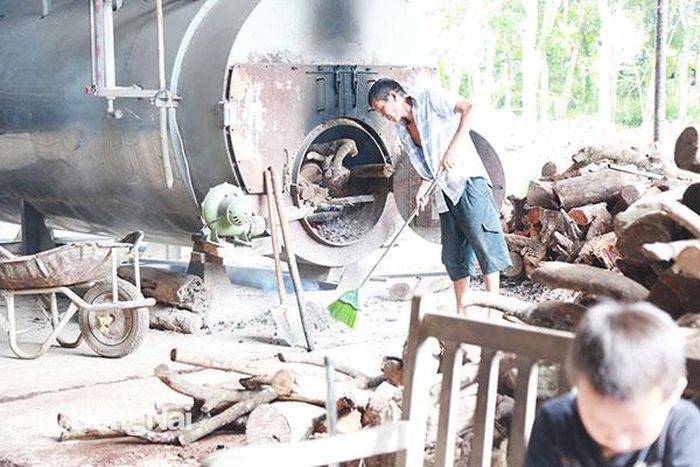 Công nhân cho củi vào lò đốt tạo ra hơi nước với nhiệt độ cao diệt vi khuẩn hại nấm