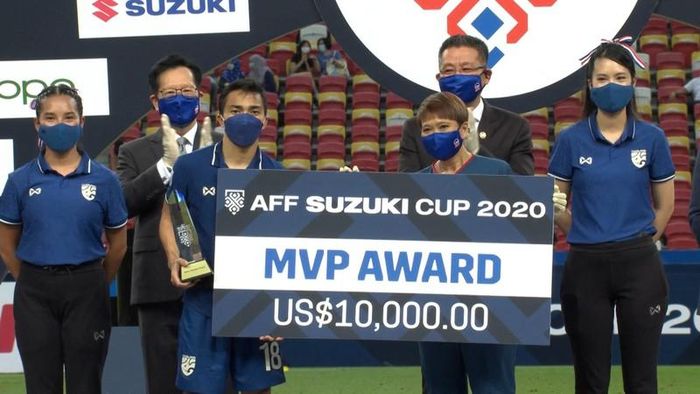 Chanathip Songkrasin giành danh hiệu "Cầu thủ xuất sắc nhất" AFF Cup 2020.