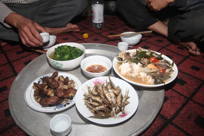  Những món ăn được người dân địa phương chế biến từ những con cá tươi ngon đánh bắt trong đêm trên hồ Cấm Sơn