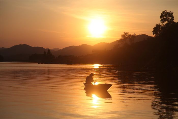 Hồ Cấm Sơn đẹp thơ mộng