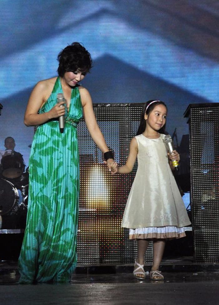 Mỹ Anh lần đầu cùng mẹ lên sân khấu năm 2010 Ảnh: Tư liệu