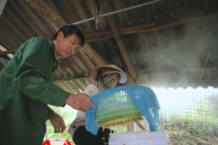 Trong quá trình nấu mật, người dân dùng chiếc vợt có lưới bằng vải màn vớt bọt, tạp chất cho đến khi mật đạt tiêu chuẩn sẽ ngừng đỏ lửa. 