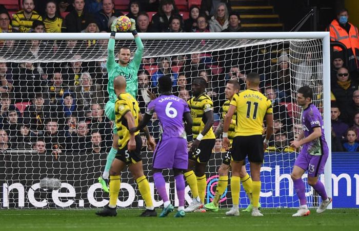 Được đánh giá cao hơn, Tottenham áp đảo trong 45 phút đầu