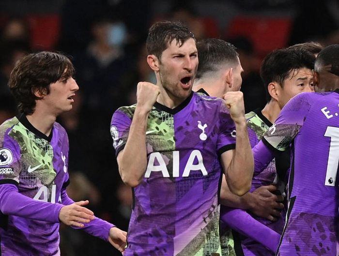 Mãi đến phút bù giờ thứ 6, trung vệ Sanchez bật cao đánh đầu ghi bàn quý giá cho Spurs