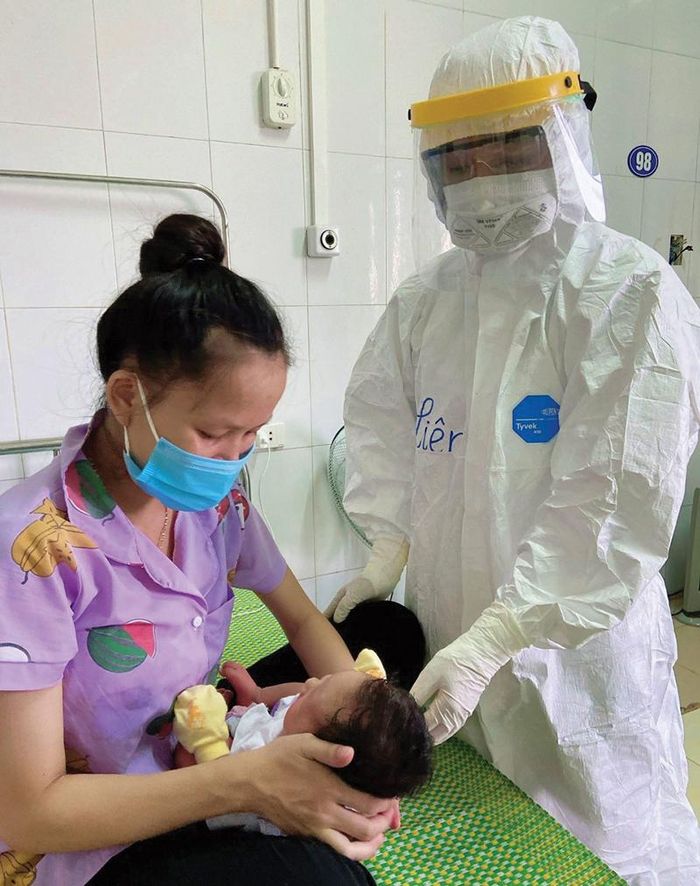  Bác sĩ Nguyễn Thị Liên thăm hỏi, động viên sản phụ vừa vượt cạn - Ảnh: NVCC 
