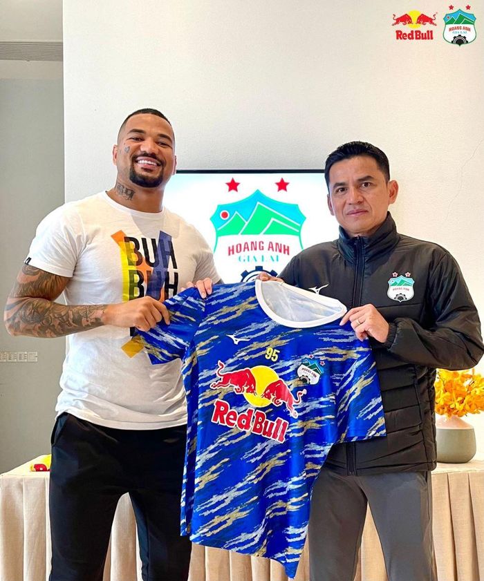 Baiano có thể hình rất vạm vỡ