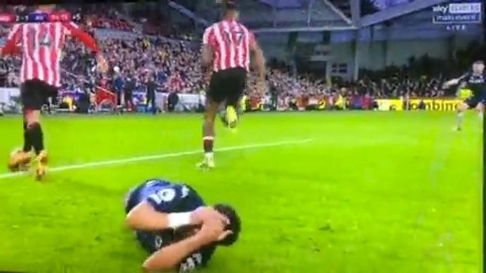 Trezeguet nằm sân ôm mặt tỏ vẻ đau đớn.
