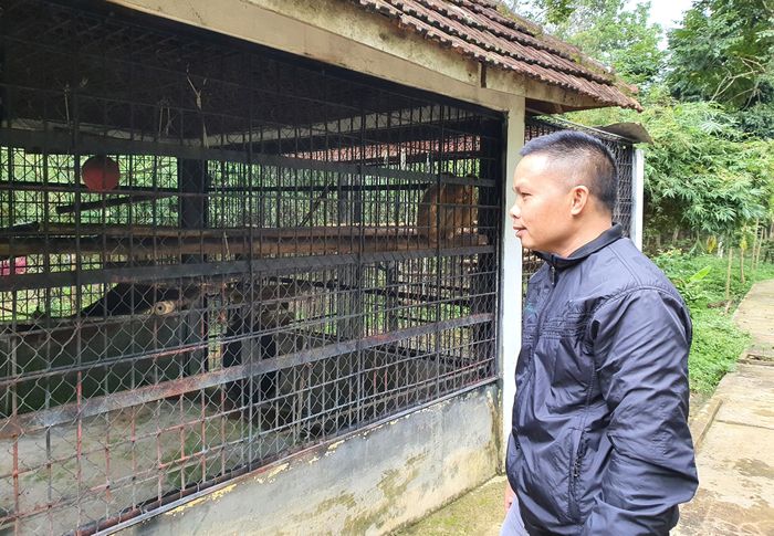 Anh Hà đi kiểm tra sức khỏe của từng con vật đang được chăm sóc mỗi ngày
