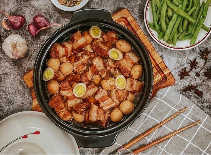 Món thịt kho tàu đậm đà thể hiện cho sự đoàn viên, sung túc, dồi dào và "màu mỡ" trong năm mới. Ảnh: Bếp 360
