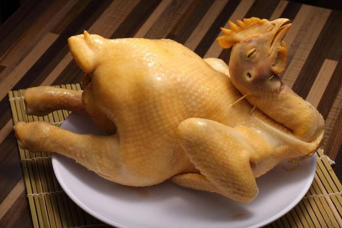 Gà luộc xuất hiện trong mọi bữa ăn ngày Tết. Ảnh: TASTY Kitchen