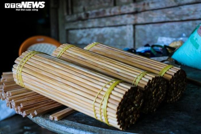 Đũa thành phẩm được gói thành từng bó, tùy theo số lượng khách hàng muốn mua mà gói. Giá đũa cũng khác nhau tùy theo chất lượng, mẫu mã, giá dao động từ 20-60 ngàn/chục đôi.