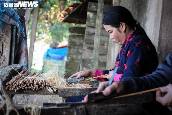 Đánh bóng là công đoạn cuối cùng quyết định chất lượng cũng như thẩm mỹ của đôi đũa, thường thì người dân sử dụng lá chuối hột để đánh bóng đũa. Đũa đánh bóng xong được đem ra phơi nắng chống mốc, khoảng 2-3 nắng là đạt.