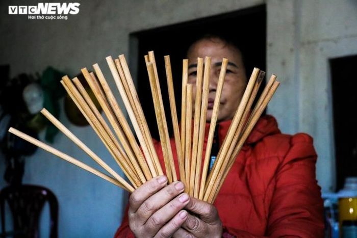 Giáp Tết, người dân làng làm đũa cau tất bật hơn vì khách hàng trong và ngoài tỉnh liên tục đặt hàng. Dịp này một số gia đình làm đũa có thể thu về 1-2 triệu đồng mỗi ngày.