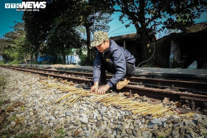 Anh Đoàn Vương Hải (Thôn 1, xã Phúc Trạch) cho biết: “Gần Tết, chúng tôi làm việc xuyên đêm mới đủ hàng giao cho khách trong và ngoài tỉnh. Người 100 đến 200 đôi, ngoài việc để dùng họ còn làm quà biếu, đũa cau cũng được rất nhiều bà con ở nước ngoài ưa chuộng”.