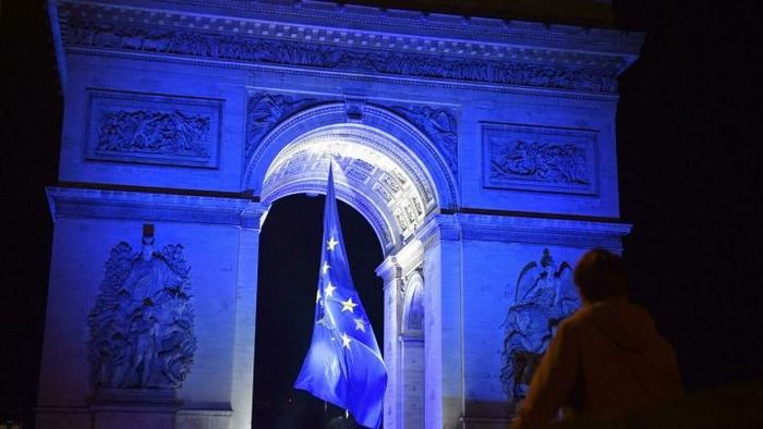 Cờ liên minh châu Âu được kéo lên Khải Hoàn Môn vào đêm giao thừa vừa qua. (Ảnh: France 24)