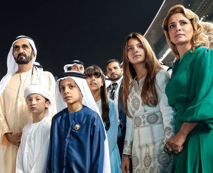  Hai đứa trẻ của hoàng gia Dubai đã sớm nếm trải sự xa hoa đáng mơ ước, đi du lịch trên Boeing 747 riêng, trực thăng và siêu du thuyền. Tiền trợ cấp cho hai người con của công chúa Haya còn nhiều hơn tiền thừa kế của con tỷ phú Bill Gates. Trước khi cha mẹ ly hôn, hai đứa trẻ đã nhận được khoản trợ cấp hàng năm lên tới 15 triệu USD. Trong khi đó, tỷ phú Bill Gates chỉ dự định để lại cho 3 con mỗi người 10 triệu USD. 