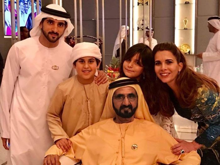  Khi còn sống trong hoàng gia Dubai, công chúa Haya không tiếc tay vung tiền cho những chuyến du lịch, nghỉ dưỡng sang trọng. Gia đình hoàng gia từng chi 850.000 USD cho một chuyến du lịch mùa hè đến Italy. Hóa đơn cho một kỳ nghỉ ở Hy Lạp cũng lên đến 311.000 USD. Công chúa Haya nói với tòa án rằng cô có một bộ sưu tập trang sức trị giá 27 triệu USD ở Dubai - nó lớn tới mức có thể lấp đầy phòng xử án. Cùng với đó là một bộ sưu tập thời trang thiết kế trị giá 85 triệu USD. 