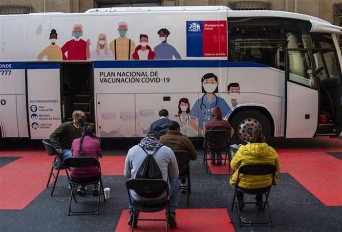 Người dân đợi tiêm chủng vaccine ngừa COVID-19 tại Santiago (Chile). (Ảnh: AFP/TTXVN)