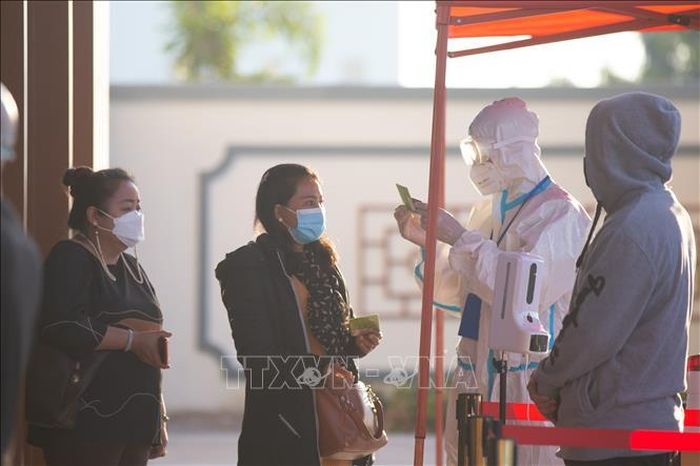 Người dân đeo khẩu trang phòng dịch COVID-19 tại nhà ga tàu hỏa ở Viêng Chăn, Lào. Ảnh: THX/ TTXVN