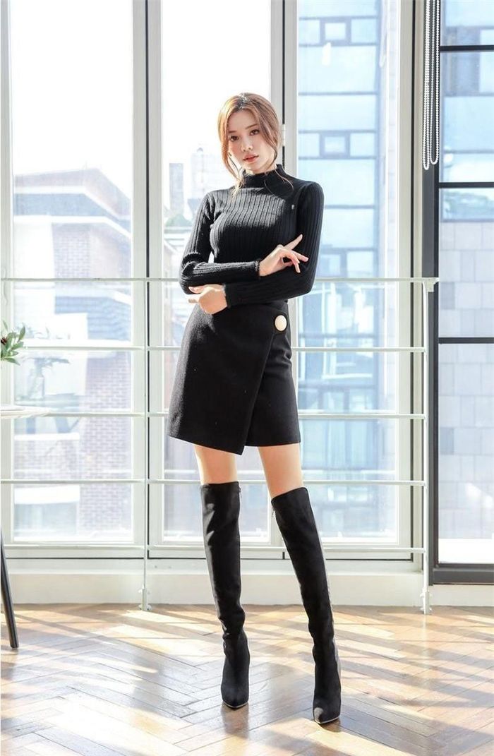 Sự sành điệu của phong cách all-in-black sẽ giúp các nàng mê sự cá tính thỏa mãn đam mê.Boot đùi da cũng rất thịnh hành trong mùa đông. Kiểu boot da này thường có độ dài chạm đầu gối.
