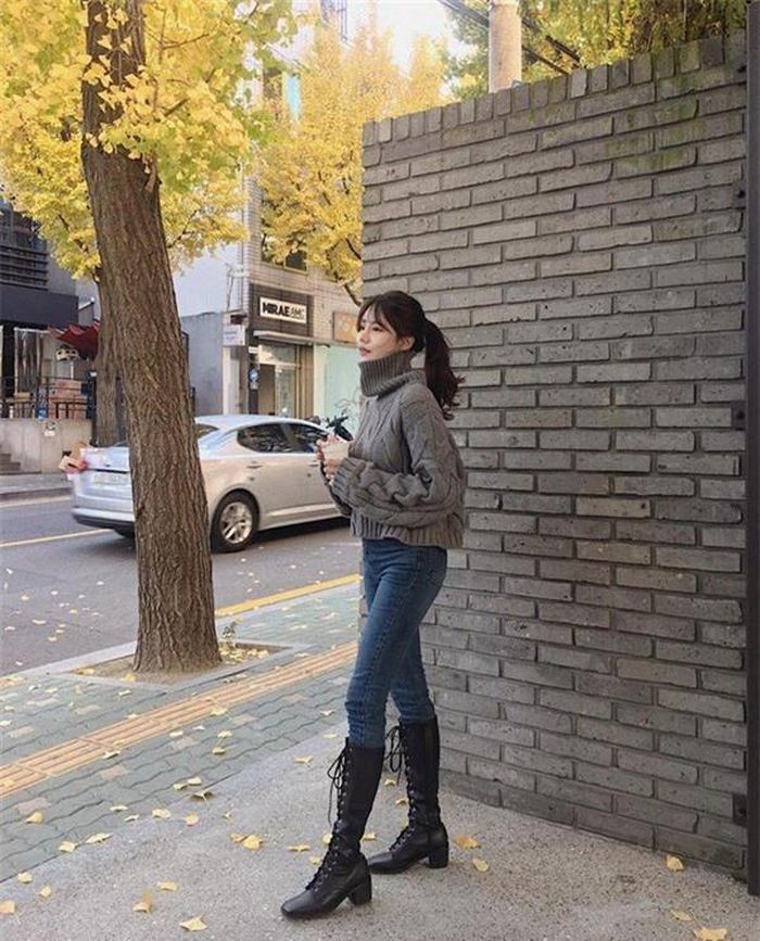 Giống như boot đùi nhung, boot đùi bằng da cũng rất phù hợp khi mặc với quần jeans.