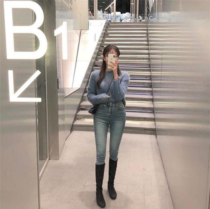Ngoài phối với váy/đầm, bạn có thể mix boot đùi nhung cùng quần jean. Phong cách này hợp cho những ngày rét đậm. Nàng cũng nênchọn trang phục màu trắng cùng boot đùi nhung đen là hoàn hảo.