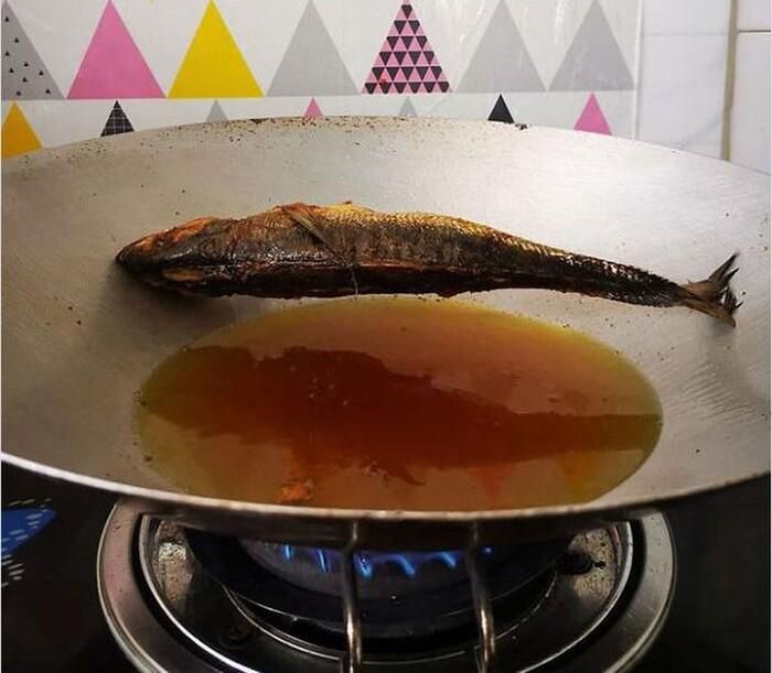 Khi cô gái hậu đậu rán cá.