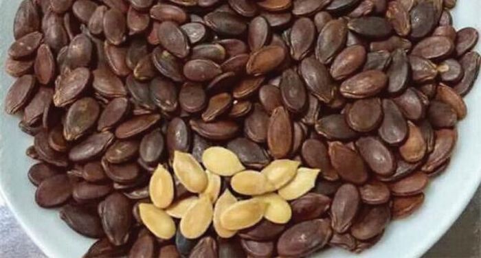 Hạt dưa có màu đỏ nâu được nhuộm phẩm màu thực phẩm