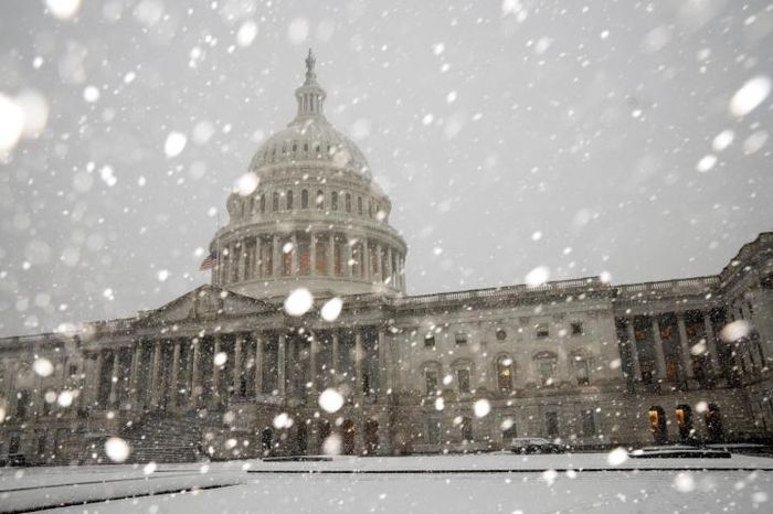 Điện Capitol ở Washington chìm trrong bão tuyết hôm 3/1. (Ảnh: AP)