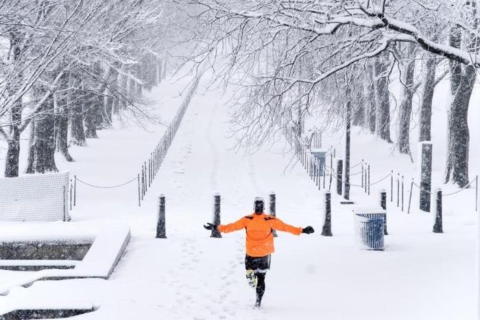 Hình ảnh người dân thích thú, chạy bộ dọc trên đường phố ở Washington. (Ảnh AP)