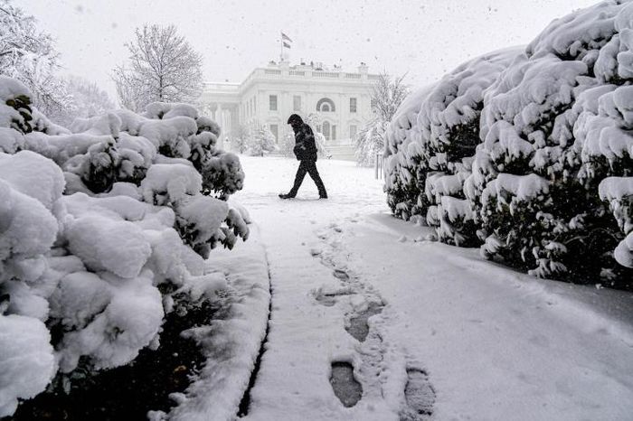 Thủ đô Washington và vùng lân cận ở miền đông nước Mỹ phủ màu trắng xóa khi bão tuyến tấn công, gây gián đoạn nhiều hoạt động giao thông, cuộc dống người dân đảo lộn. (Ảnh: AP)