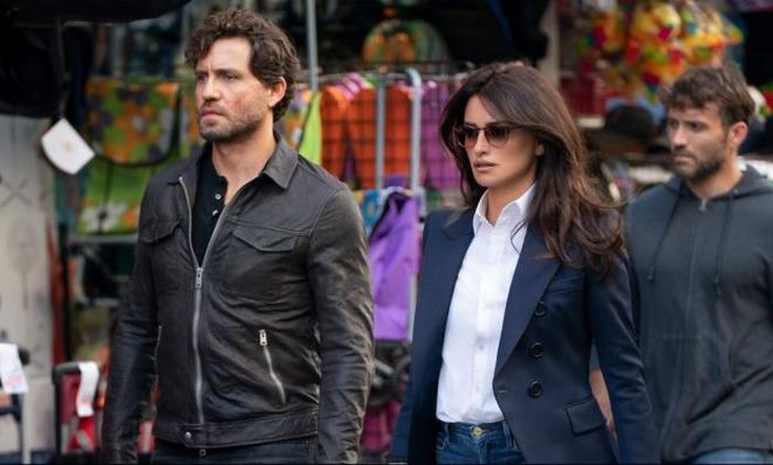 Édgar Ramirez và Penélope Cruz (phải) trong một cảnh quay tại Maroc