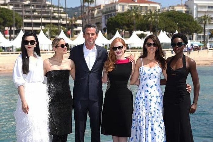 Simon Kinberg và các nữ diễn viên chính trong phim