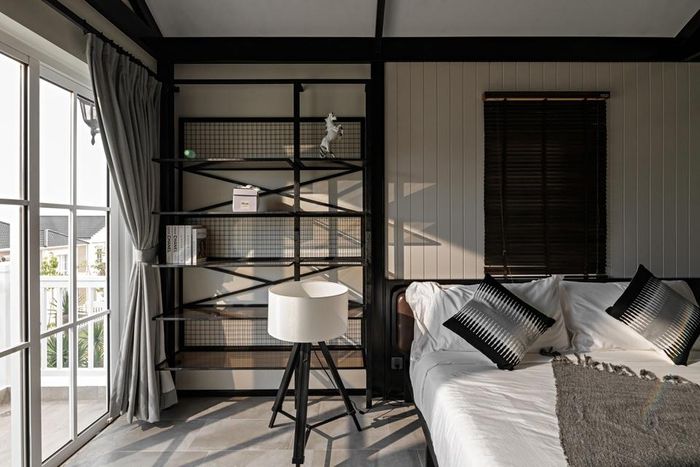 Căn villa lấy ánh sáng tự nhiên là chủ yếu, song vẫn trang bị nhiều hệ thống đèn treo, đèn âm trần nhằm bổ sung nguồn sáng.