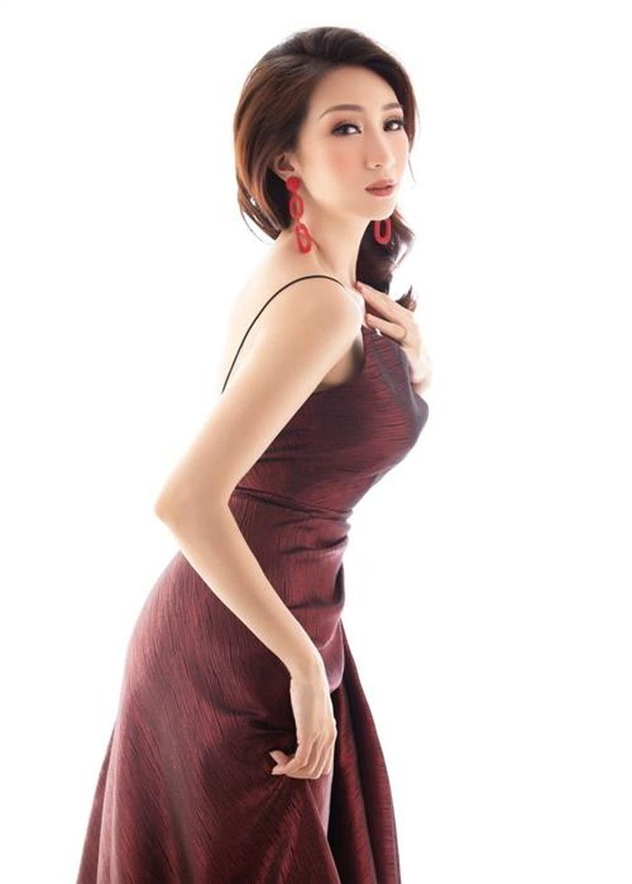 Lều Phương Anh thực hiện các phương pháp làm đẹp tự nhiên để có làn da căng mịn, cắt mí mắt để có gương mặt sáng và trẻ hơn. Ảnh: Yan