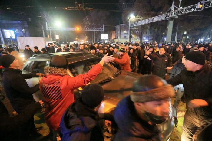 Những người biểu tình diễu hành qua các đường phố trung tâm. Ảnh: AFP