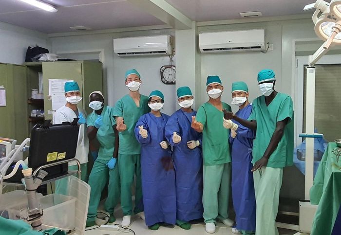 Bác sĩ Bệnh viện dã chiến 2.3 Việt Nam cùng đồng nghiệp tại Bệnh viện MSF