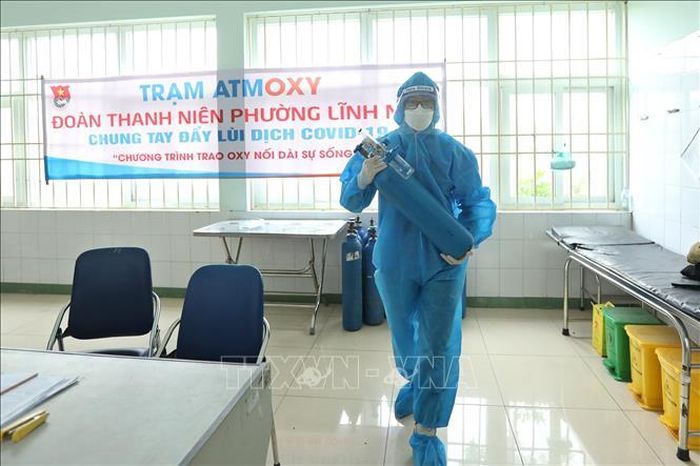 Khi có trường hợp F0 gọi điện cần sự hỗ trợ, ngay lập tức thành viên Tổ hỗ trợ theo dõi người mắc COVID-19 tại nhà sẽ mang bình oxy đến cho người bệnh.