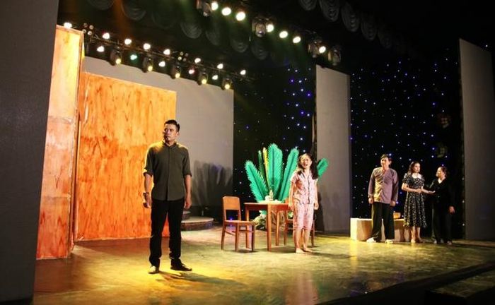 Vở “Cánh đồng gió” do Tiết Duy Hòa đạo diễn, sáng đèn tại rạp Thanh Liêm, tỉnh An Giang