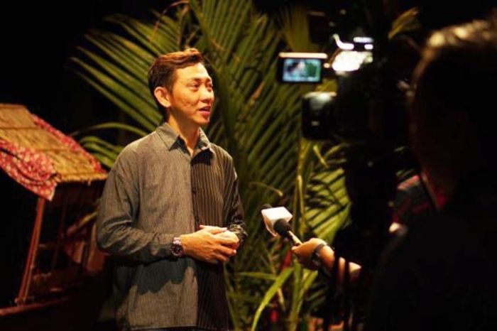 Tiết Duy Hòa trả lời phỏng vấn tại buổi ra mắt vở kịch “Ngược gió” do anh viết và đạo diễn