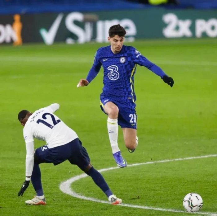 Sau khi băng vết thương, Havertz tiếp tục thi đấu tới hết hiệp một.