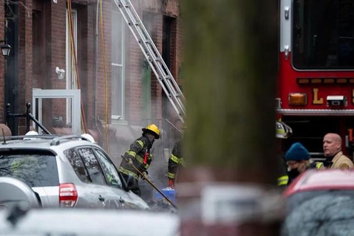 Lực lượng cứu hỏa làm việc tại hiện trường vụ cháy. Nguồn: Joe lamberti / USA today.