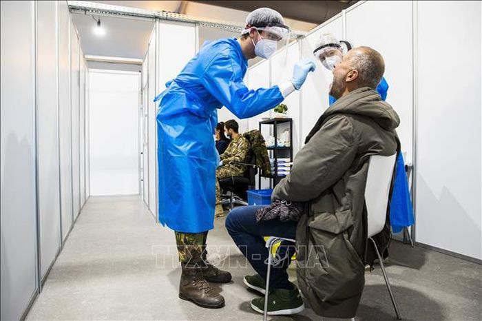 Lấy mẫu xét nghiệm COVID-19 cho người dân tại Almere, Hà Lan ngày 3/12/2021. Ảnh: AFP/TTXVN