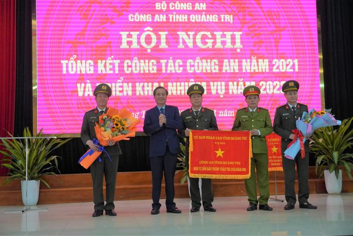 Chủ tịch UBND tỉnh Võ Văn Hưng tặng Cờ thi đua cho Công an tỉnh vì đã hoàn thành xuất sắc nhiệm vụ, dẫn đầu phong trào thi đua yêu nước năm 2021. - Ảnh: T.P