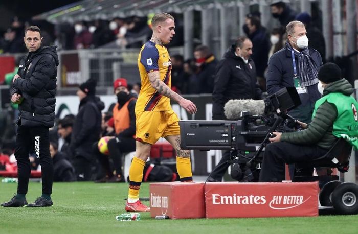  Roma phải nhận 2 quả phạt đền và 2 thẻ đỏ trong trận thua Milan. 