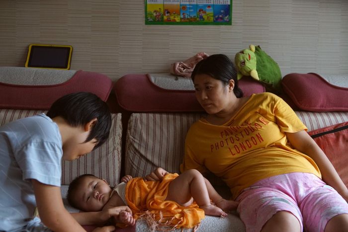  Thế hệ trẻ ở xứ tỷ dân không còn coi việc kết hôn và sinh con là ưu tiên trong cuộc sống. Ảnh: New York Times. 