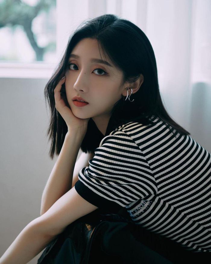 Yein cũng từng bị đồn hẹn hò với Jungkook